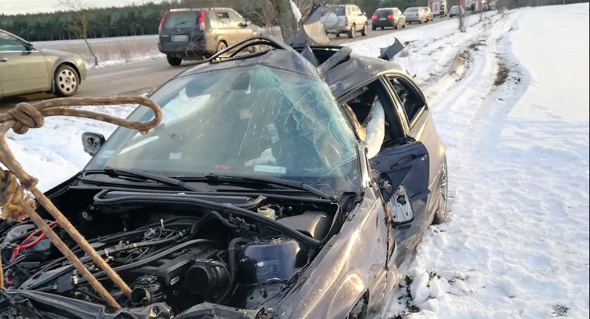 BMW uderzyło w przydrożne drzewo [zdjęcia]