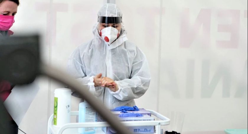 Coraz więcej mieszkańców kierowanych na testy. Mobilny punkt w Ciechanowie wydłuża godziny otwarcia