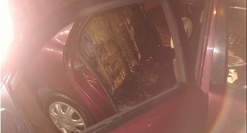 Na pętli miejskiej w Ciechanowie zapalił się samochód [zdjęcia]