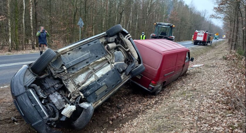 Audi uderzyło w busa i dachowało [zdjęcia]
