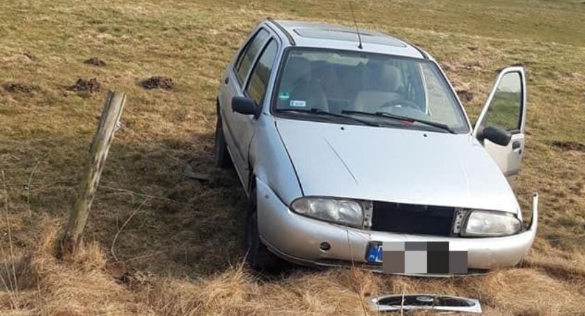 Ford wypadł z drogi, kierowca uciekł