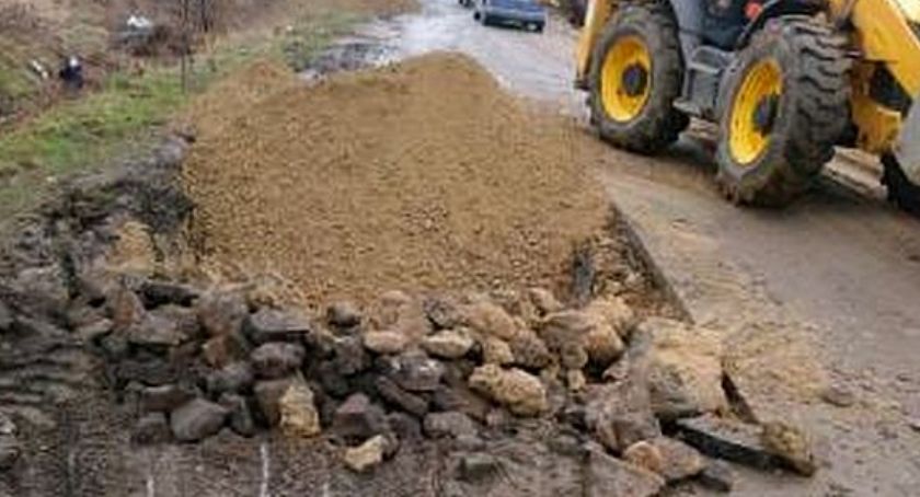 Droga uszkodzona przez ciężarówki. Trwa jej naprawa