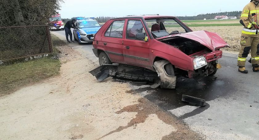 Dwoje rannych po zderzeniu osobówek [zdjęcia]