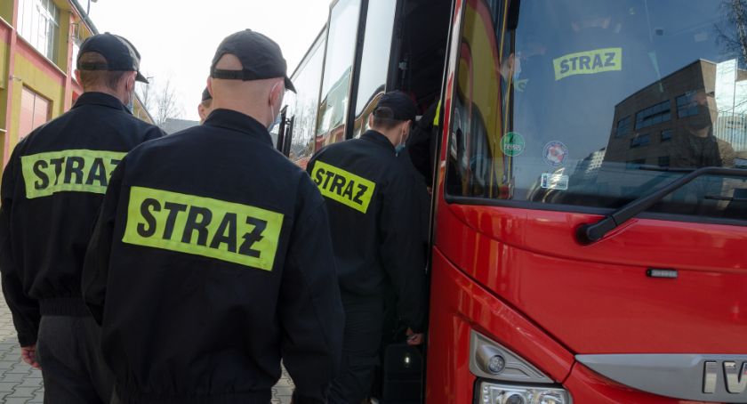Strażacy oddelegowani do pracy w szpitalu