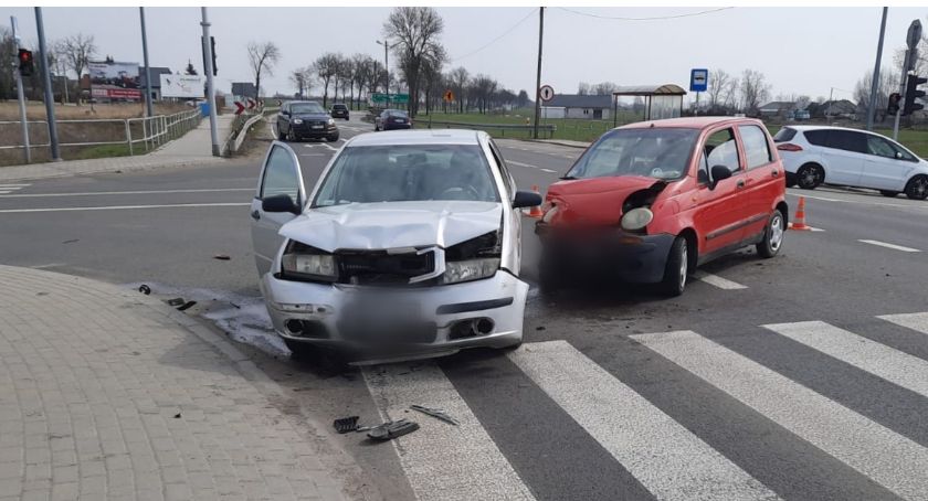 Zderzenie osobówek przy centrum handlowym pod Ciechanowem