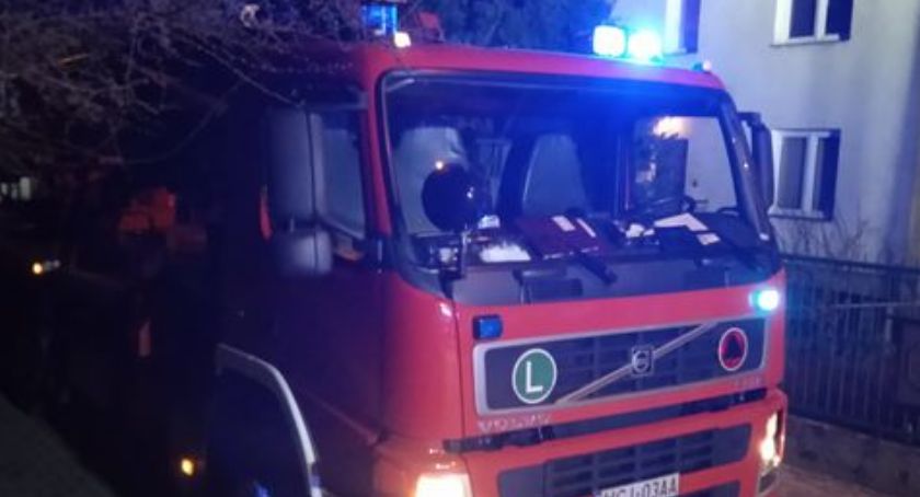 Pożar w domu na terenie Ciechanowa. Strażaków wezwał świadek [zdjęcia]
