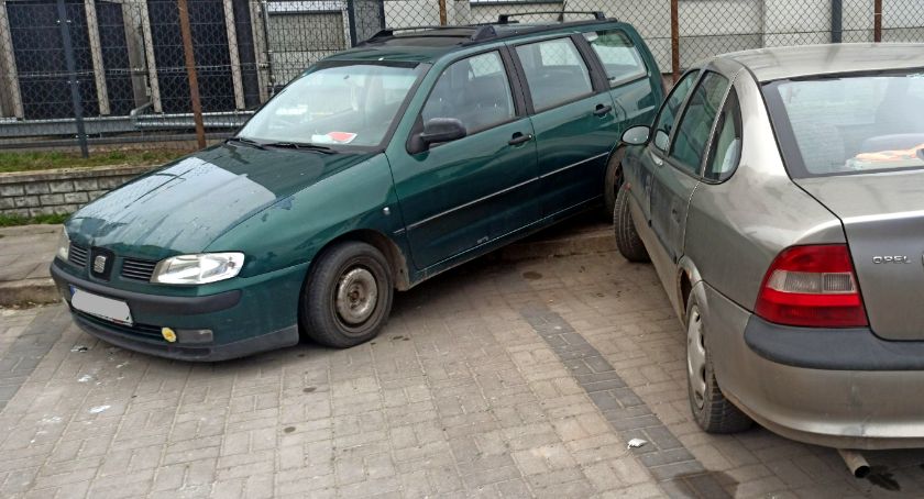 Uderzył w zaparkowane auto. Był pijany i miał przy sobie narkotyki