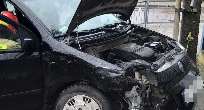 Zderzenie osobówek przy szkole w Ciechanowie [zdjęcia]