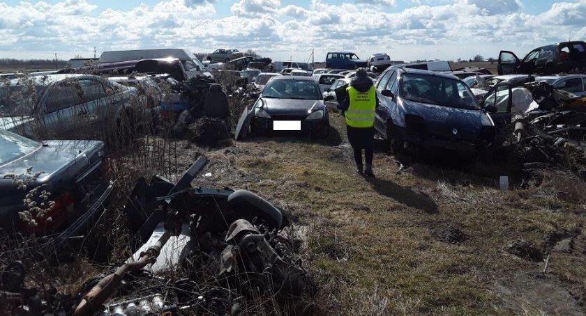 Nielegalnie demontowali auta. Interweniował WIOŚ i policja [zdjęcia]