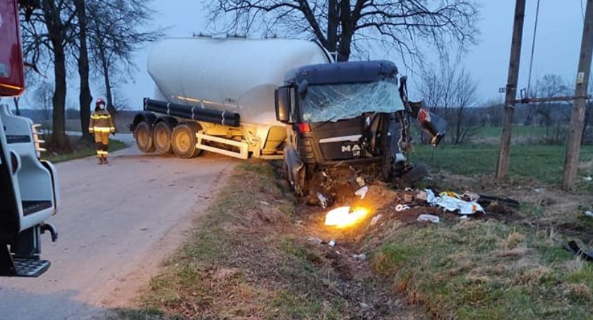 Ciężarówka uderzyła w drzewo [zdjęcia]