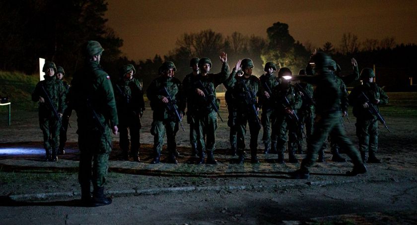Nocne strzelanie ciechanowskich Terytorialsów [zdjęcia]