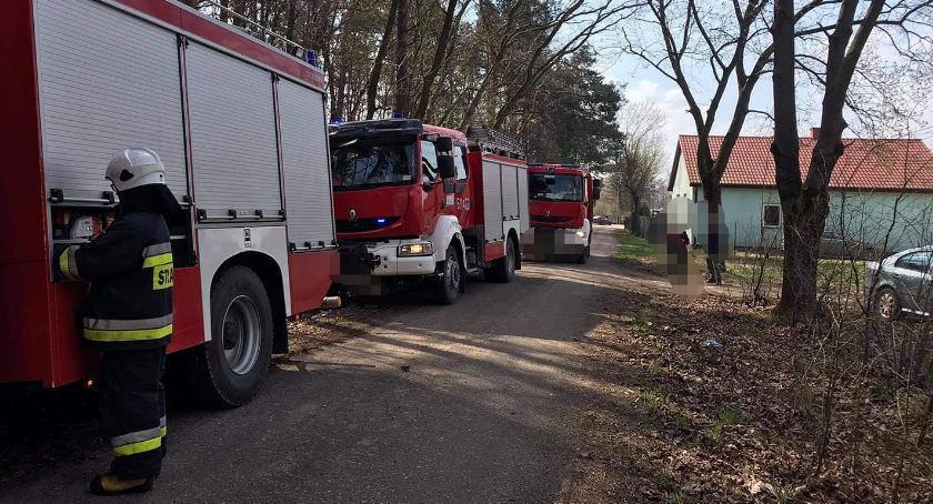 Mężczyzna przygnieciony przez drzewo