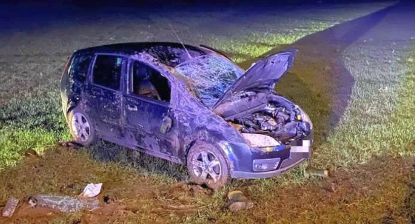 Nie dostosował prędkości. Ford dachował w rowie [zdjęcia]