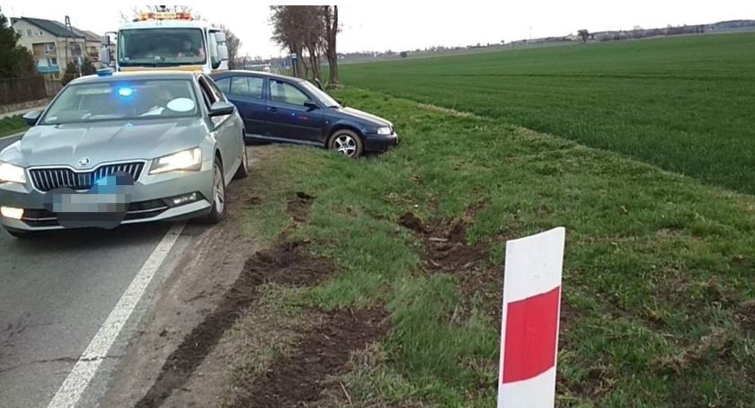 Wjechał do rowu. Był agresywny wobec ratowników, policjantom oferował wczasy nad morzem