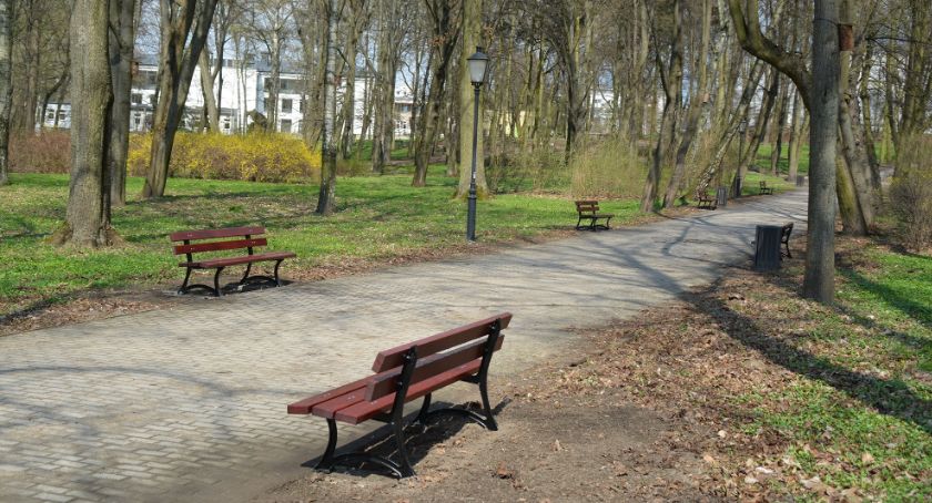 Nowe ławki w ciechanowskim parku