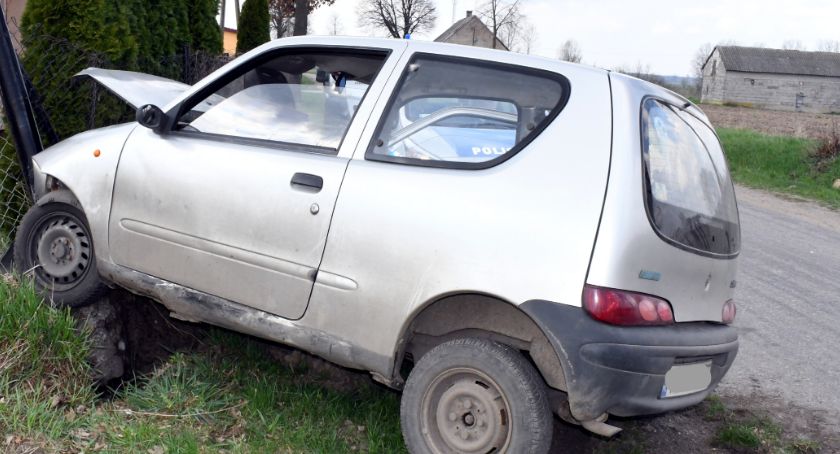 Fiat uderzył w ogrodzenie. Za kierownicą pijany rekordzista