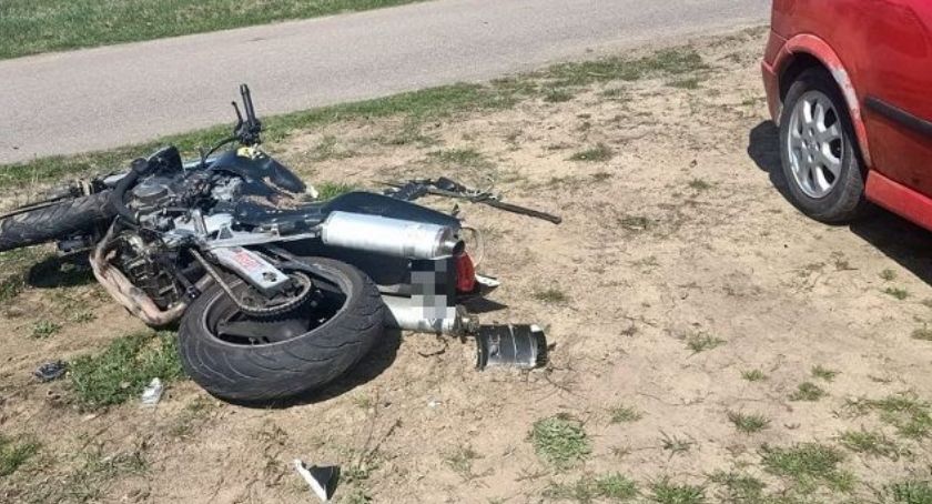 Kolejne zderzenie osobówki z motocyklem