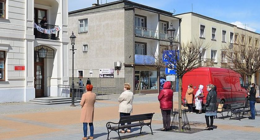Po raz kolejny czytali przechodniom z balkonu na Warszawskiej [zdjęcia]