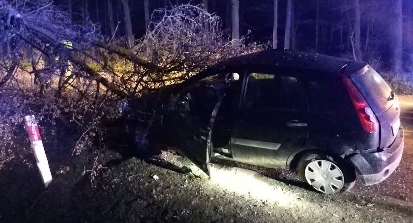 Chciał uniknąć czołówki, uderzył w drzewo. Trzy osoby poszkodowane