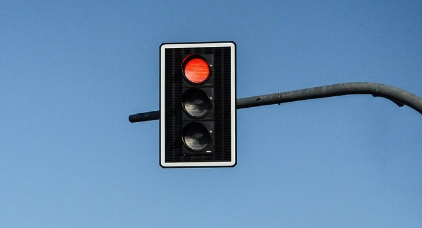 Na ul. Płońskiej przejechał na czerwonym. Może trafić za kratki