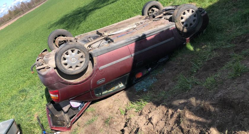 Pod Glinojeckiem dachował Opel [zdjęcia]