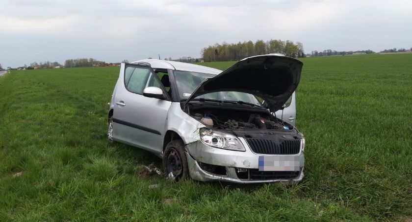 Skoda wypadła z drogi w powiecie ciechanowskim