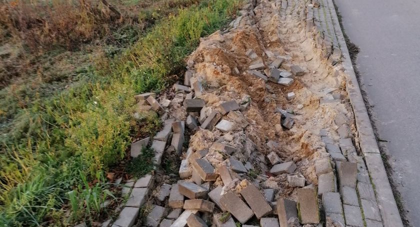 Naprawią chodniki i zatokę uszkodzone przez samochody