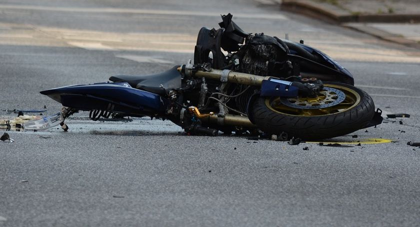 Zderzenie osobówki z motocyklem w powiecie ciechanowskim