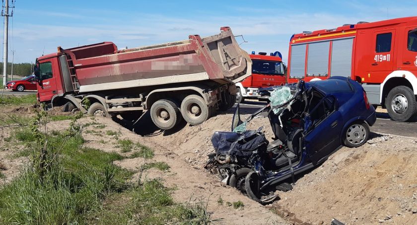 Wypadek pod Glinojeckiem. Zginął kierowca Opla, pasażerka walczy o życie [zdjęcia]