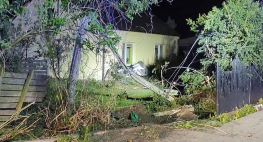 Osobówka dachowała obok domu. Kierowca był pijany