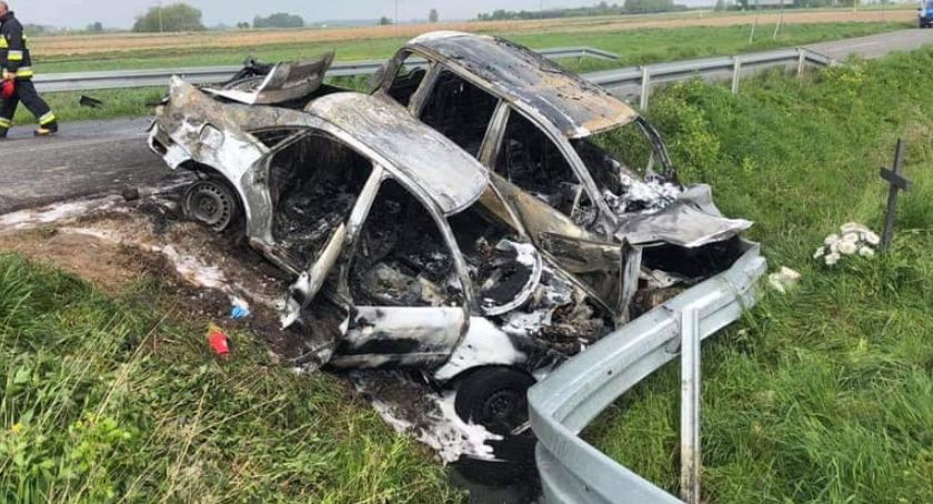 Zderzenie osobówek. Samochody doszczętnie spłonęły [zdjęcia]