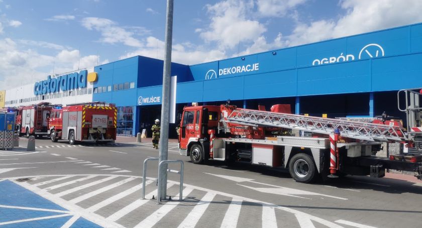 Interwencja straży pożarnej w markecie budowlanym pod Ciechanowem [zdjęcia]