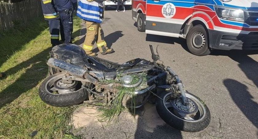 Motocyklista wywrócił się na prostym odcinku drogi. Został ciężko ranny [zdjęcia]