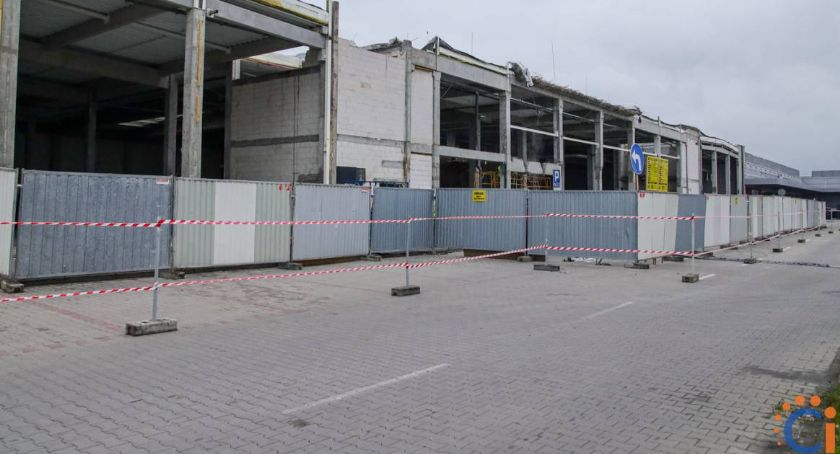 Trwa przebudowa centrum handlowego pod Ciechanowem. Powstaną nowe sklepy [zdjęcia]