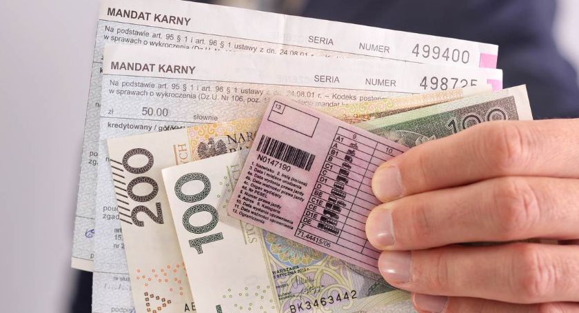 Policjant sprawdzi po oczach, czy należy się mandat