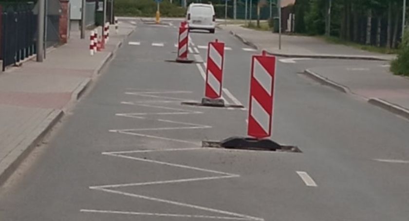 Regulują wysokość studzienek na jednej z ulic w Ciechanowie