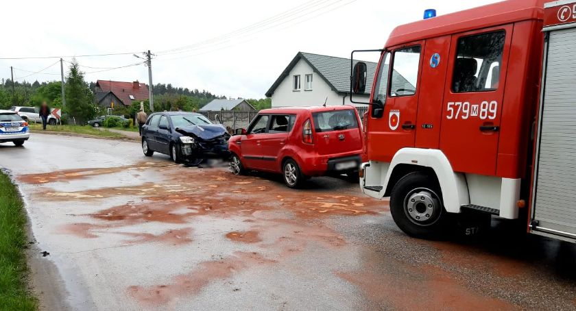 Czołowe zderzenie osobówek na łuku drogi