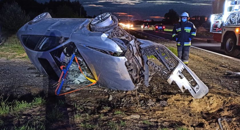 Audi wypadło z drogi po zderzeniu z ciężarówką [zdjęcia]