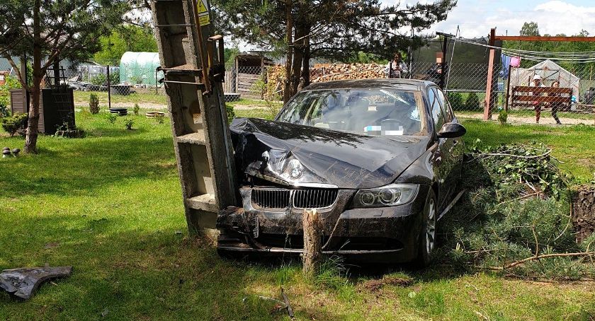 BMW staranowało ogrodzenie posesji i uderzyło w słup. Za kierownicą młoda kobieta [zdjęcia]