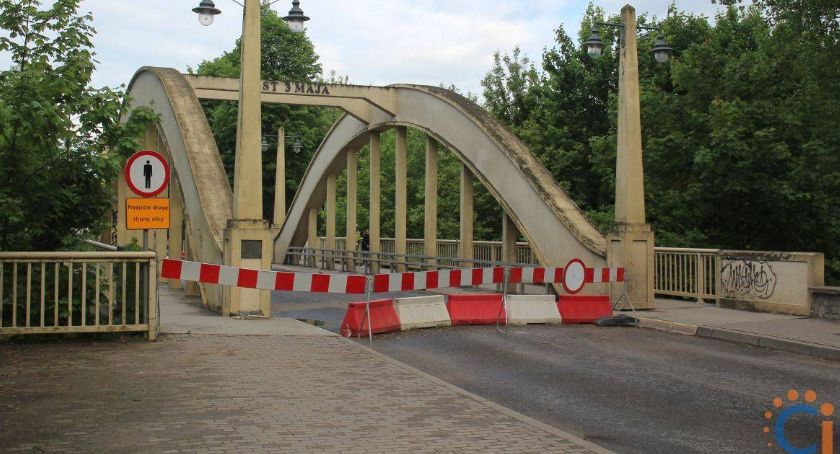 Ratusz powiadomił policję. Szuka teraz firmy, która naprawi most 3 Maja
