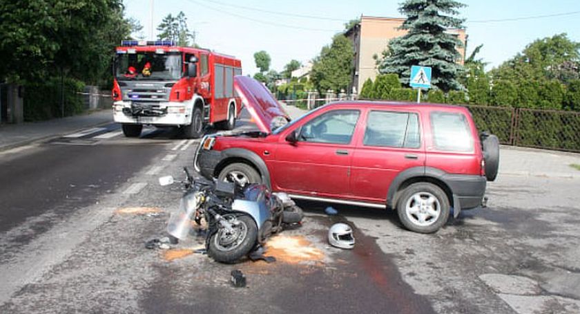 Motocyklista ranny po zderzeniu z autem