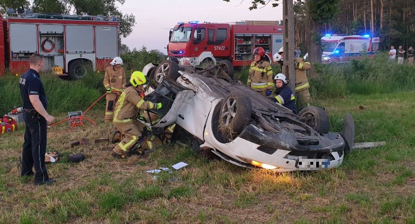 Młoda kobieta ranna po dachowaniu Mazdy. Była pijana [zdjęcia]