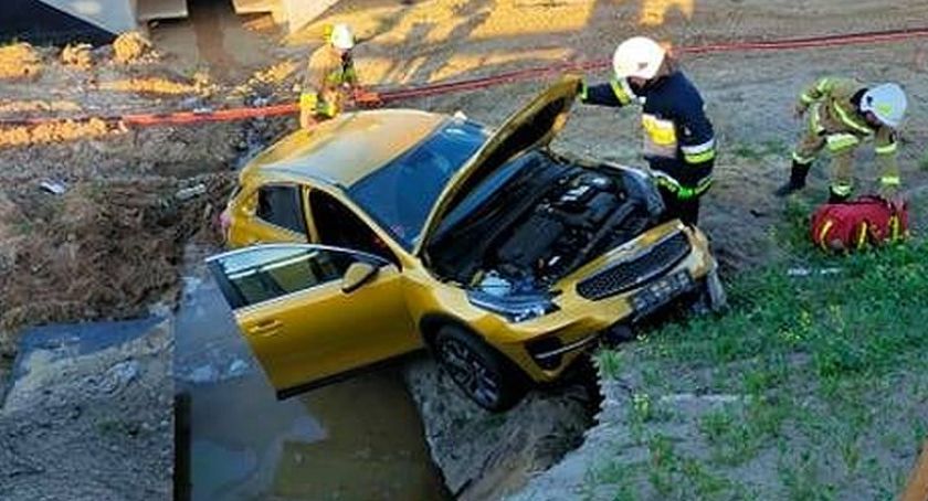 Zasłabła za kierownicą? Zjechała z nasypu przy remontowanej drodze [zdjęcia]