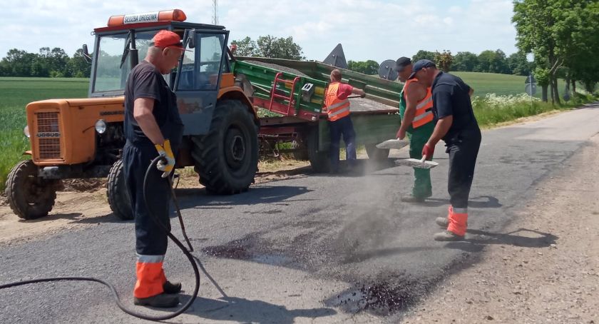 Łatają drogi w powiecie ciechanowskim