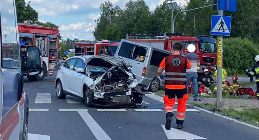 Sześć osób poszkodowanych po zderzeniu busa z osobówką [zdjęcia]