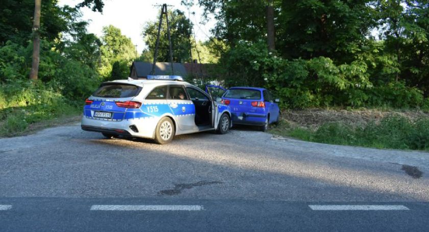 Pościg za nastolatkiem w Ciechanowie. Próbował ukryć się na opuszczonej posesji