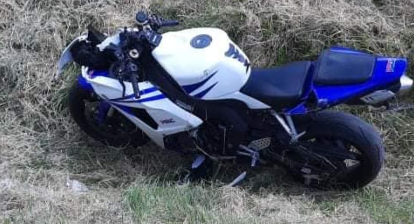 Motocyklista wjechał do przydrożnego rowu [zdjęcia]