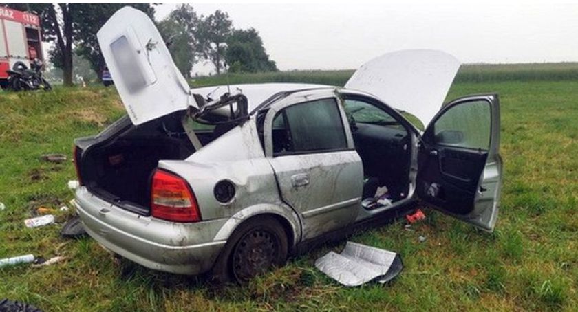 Dachował Opel. Za kierownicą młoda kobieta [zdjęcia]