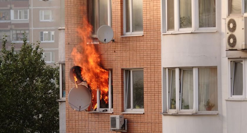 Pożar na niższej kondygnacji odcina drogę ucieczki. Co robić?