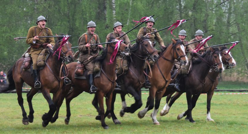 Defilada konna i pokazy umiejętności kawaleryjskich w Ciechanowie